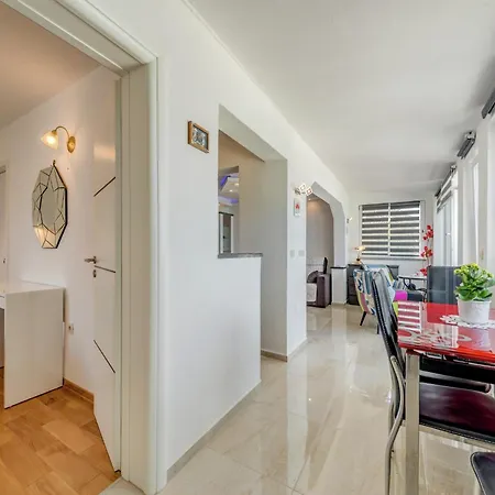 Ocean Views & Tranquil Living, Cleaning Included *