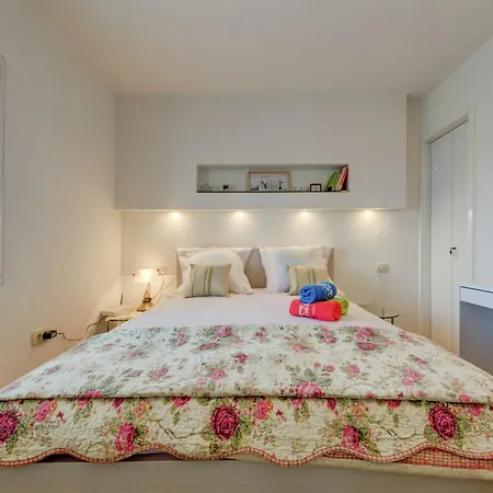 Ocean Views & Tranquil Living, Cleaning Included Apartment Trogir