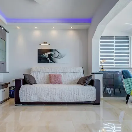 Ocean Views & Tranquil Living, Cleaning Included Apartment