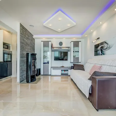 Ocean Views & Tranquil Living, Cleaning Included
