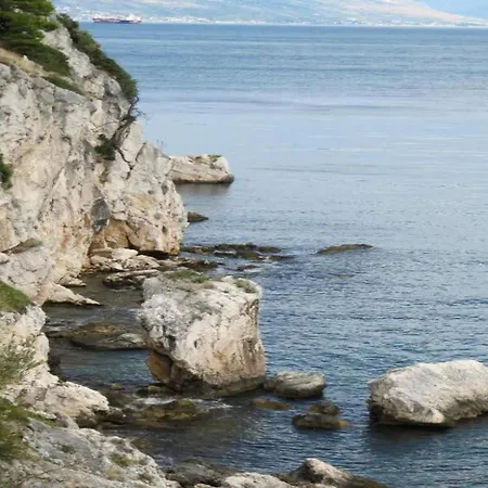 Ocean Views & Tranquil Living, Cleaning Included Apartment